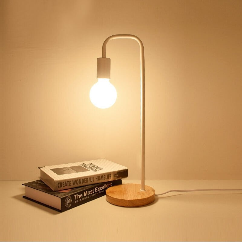 Industrielle Nachttischlampe mit Holzsockel und Metallkörper