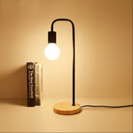 Industrielle Nachttischlampe mit Holzsockel und Metallkörper
