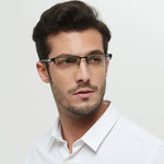 Fortschrittliche Lesebrille mit adaptiven Gläsern für jeden Bedarf