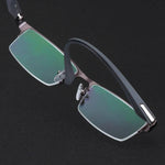 Fortschrittliche Lesebrille mit adaptiven Gläsern für jeden Bedarf