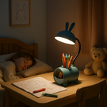Verspielte LED-Tischlampe mit integriertem Stifthalter