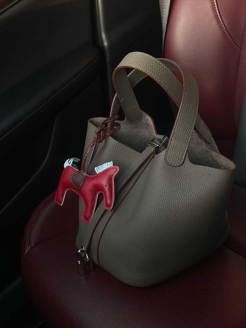 Stylish Vegan Leather Handbag for Every Moment