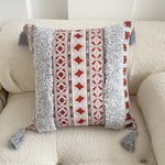 Boho-inspirierter Wurfkissenbezug mit Quasten