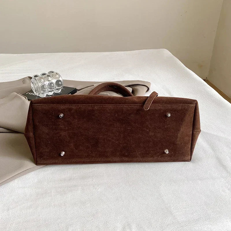 Elegant bag with generous storage space for every occasion