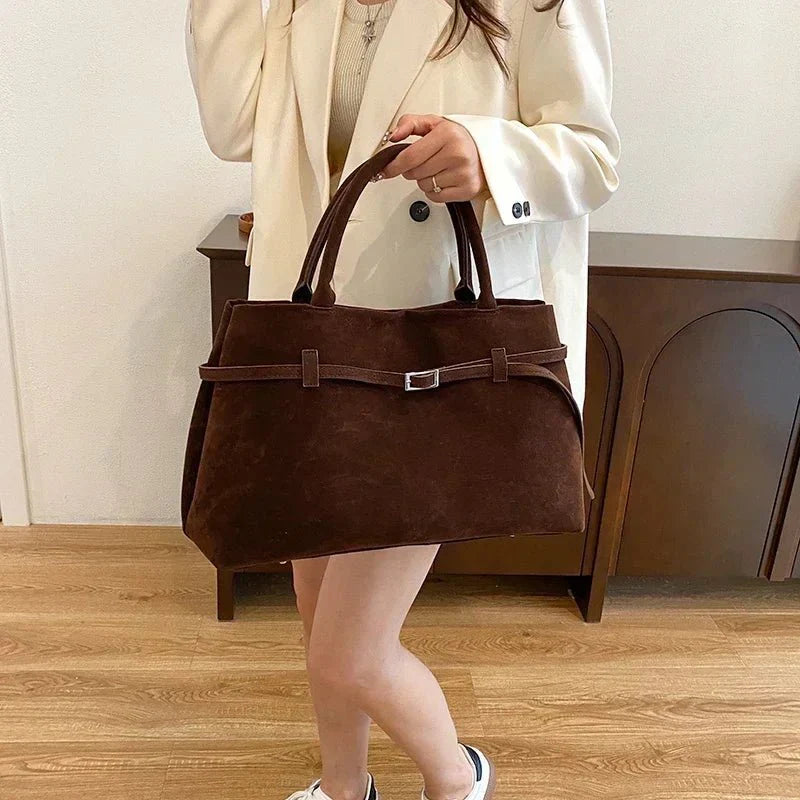 Elegant bag with generous storage space for every occasion