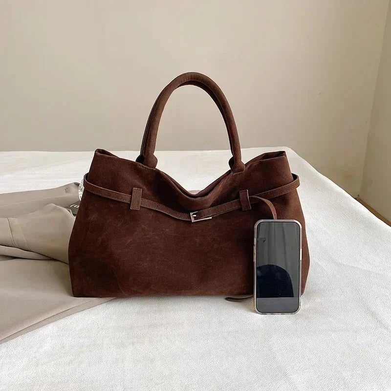 Elegant bag with generous storage space for every occasion
