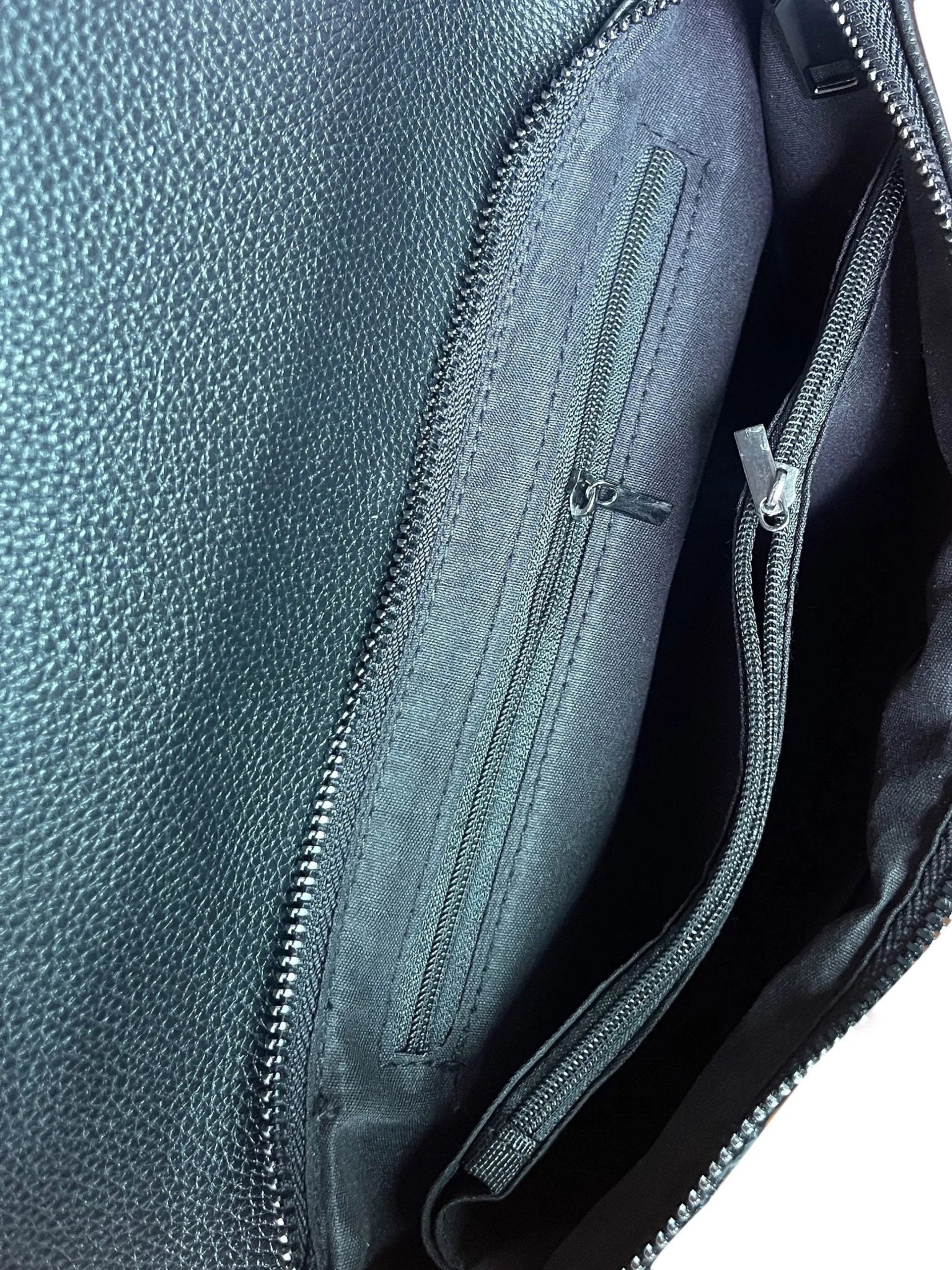 Stylish shoulder bag in elegant crocodile pattern