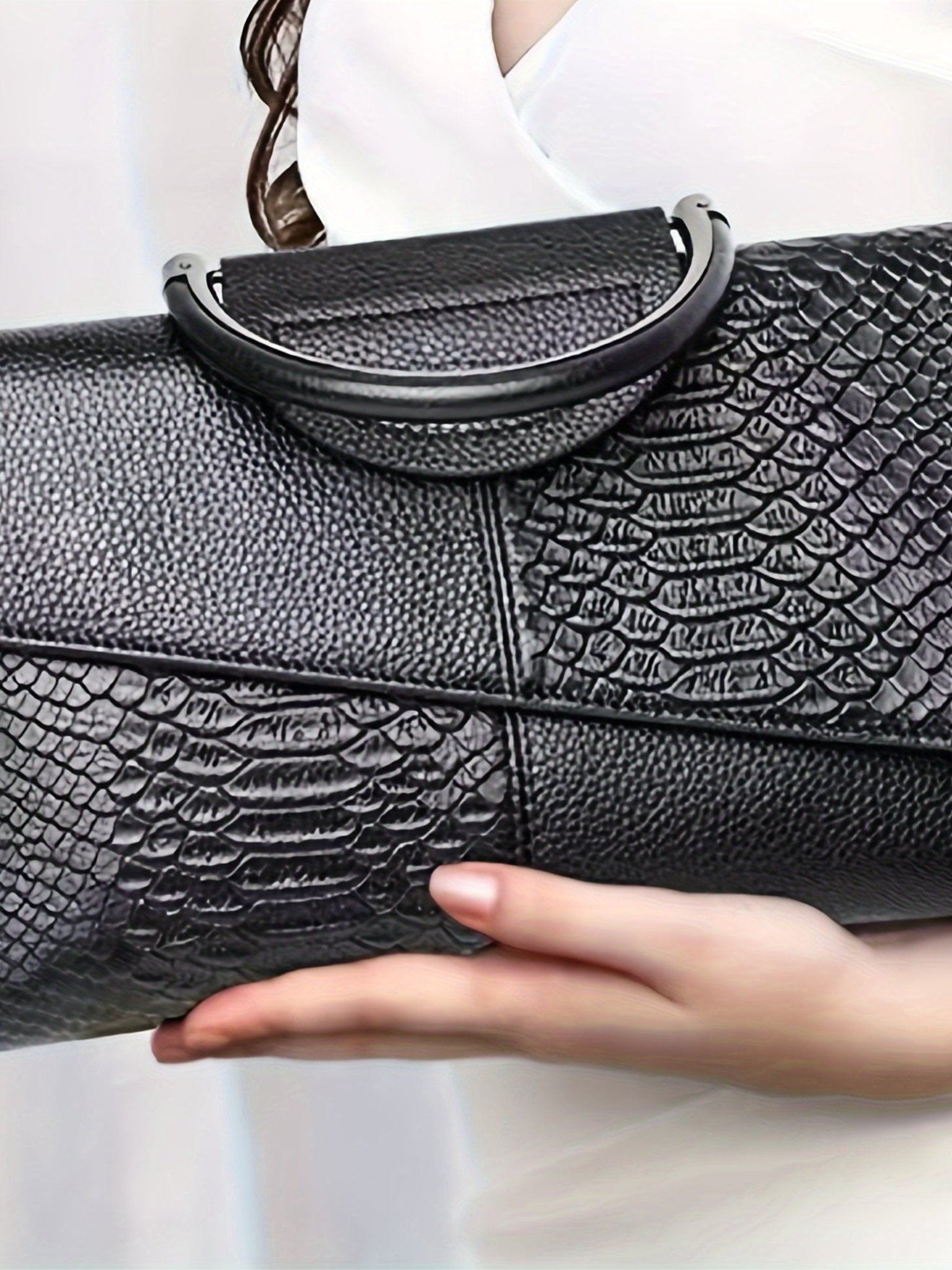 Stylish shoulder bag in elegant crocodile pattern