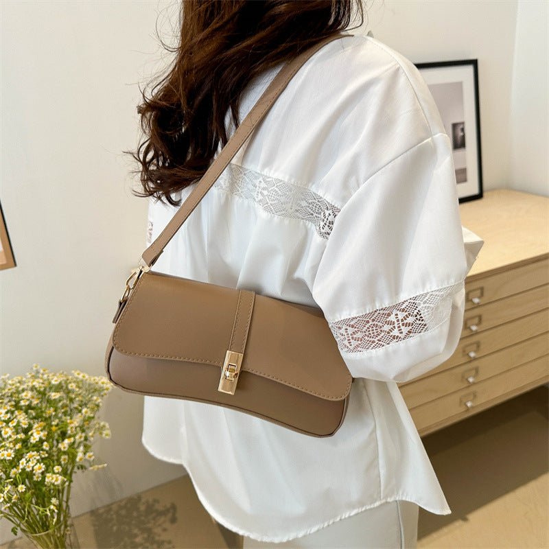 Stylish shoulder bag with practical design