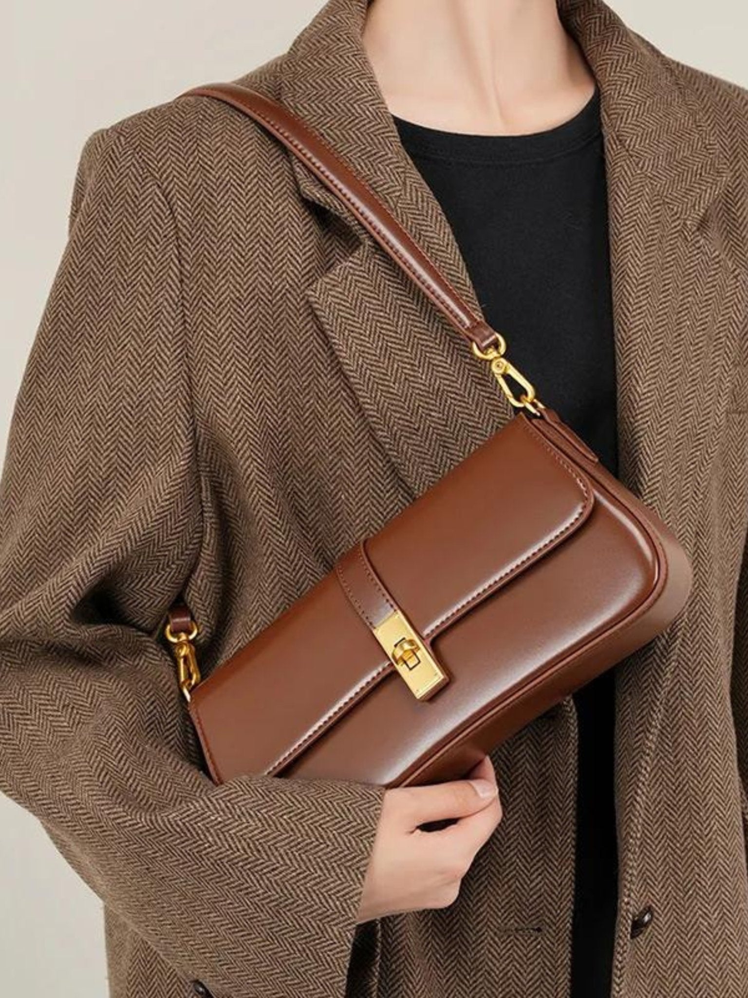 Stylish shoulder bag with practical design