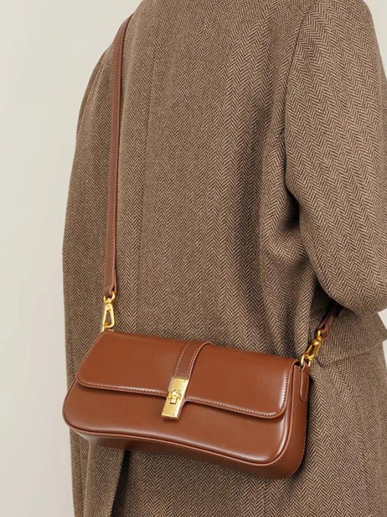 Stylish shoulder bag with practical design