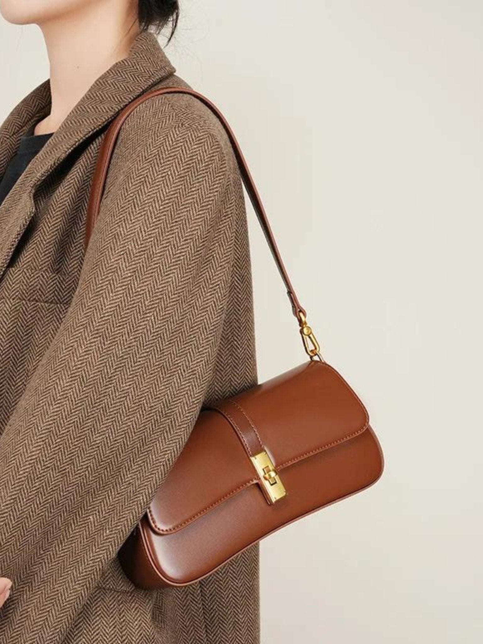 Stylish shoulder bag with practical design
