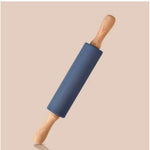 Praktischer Silikon-Teigroller mit ergonomischen Holzgriffen