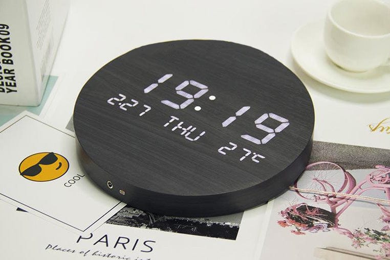 Moderne Digitaluhr für die Wand – Clara