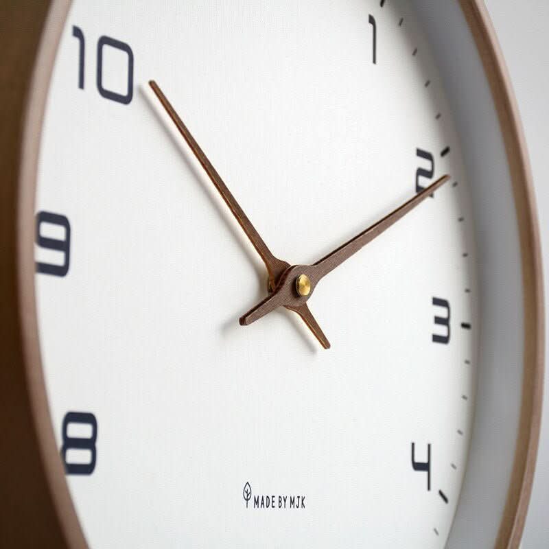 Stille Wanduhr im eleganten skandinavischen Stil