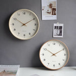 Stille Wanduhr im eleganten skandinavischen Stil