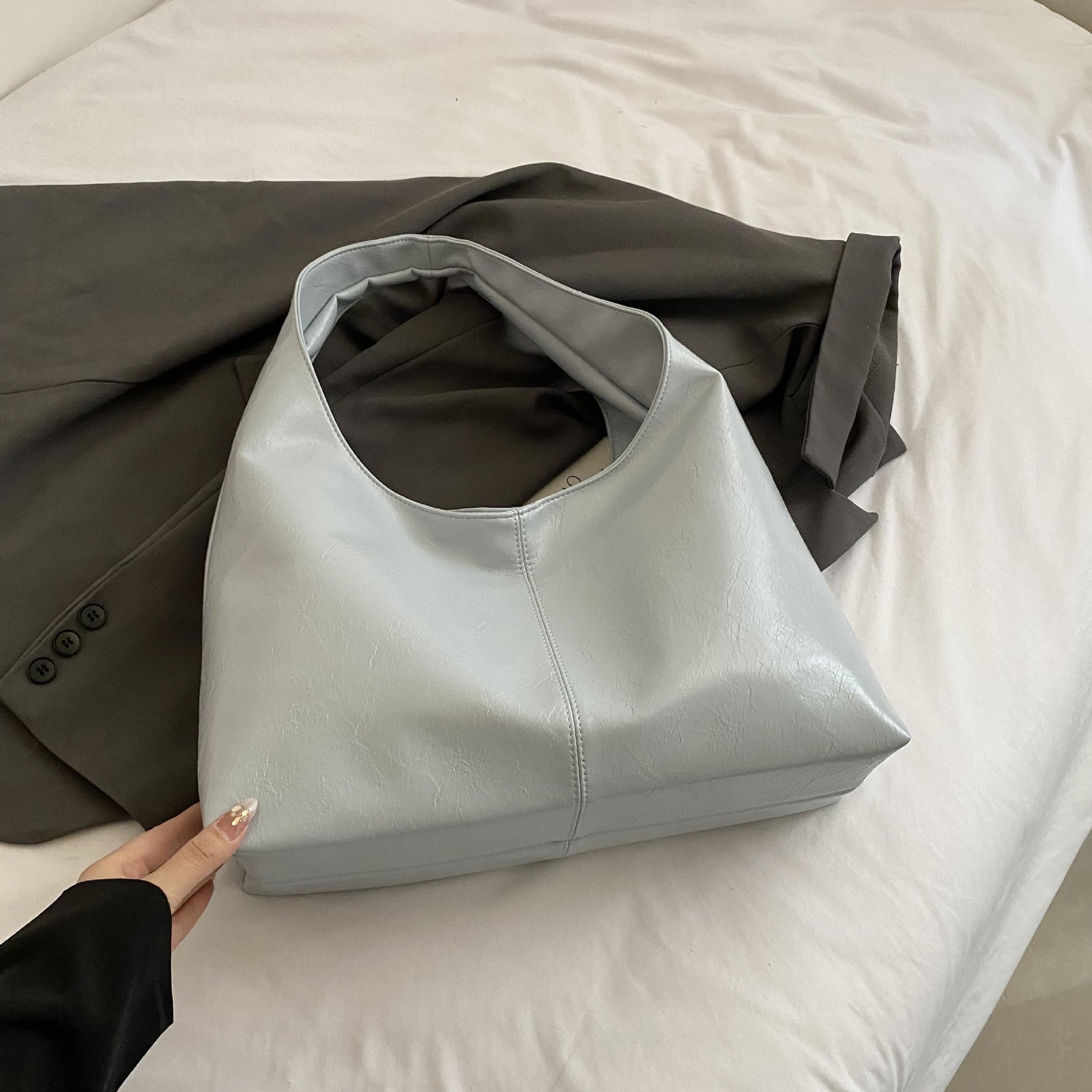 Stylish tote bag with generous storage and organizer pouch