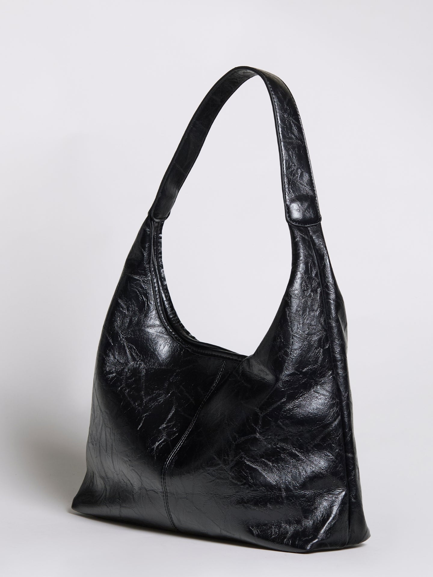 Stylish tote bag with generous storage and organizer pouch
