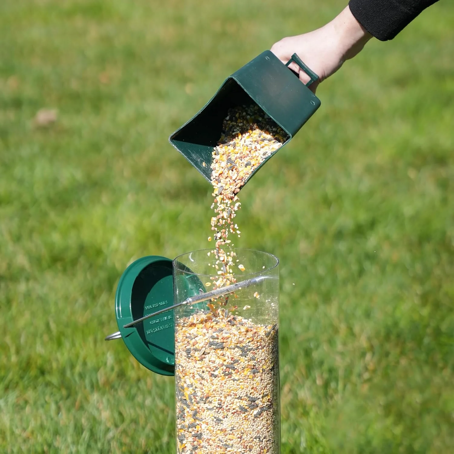 Drehbarer, eichhörnchenresistenter Gartenfutterspender mit mehreren Futteröffnungen