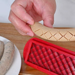 Wurstmeister | Der perfekte Hot Dog Schneider mit Rautenmuster