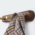 NaturaLine | Eleganter Holz-Wandgarderobenhaken mit Messinghaken