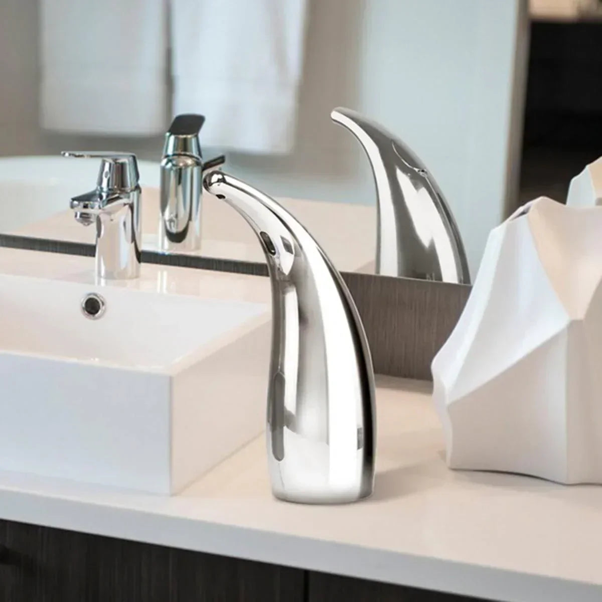 Automatischer Seifenspender "HygiFlow" mit Sensor und modernem Design