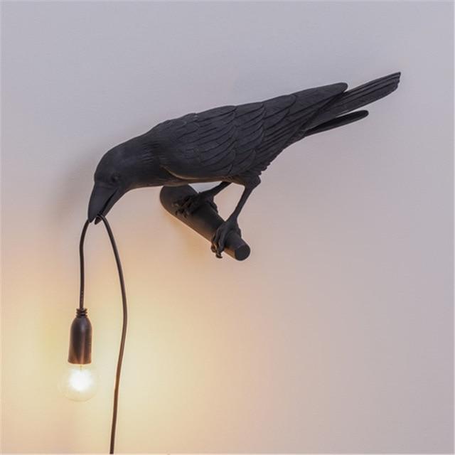 Kunstvolle Tischlampe in Krähenform mit Leuchtmittel