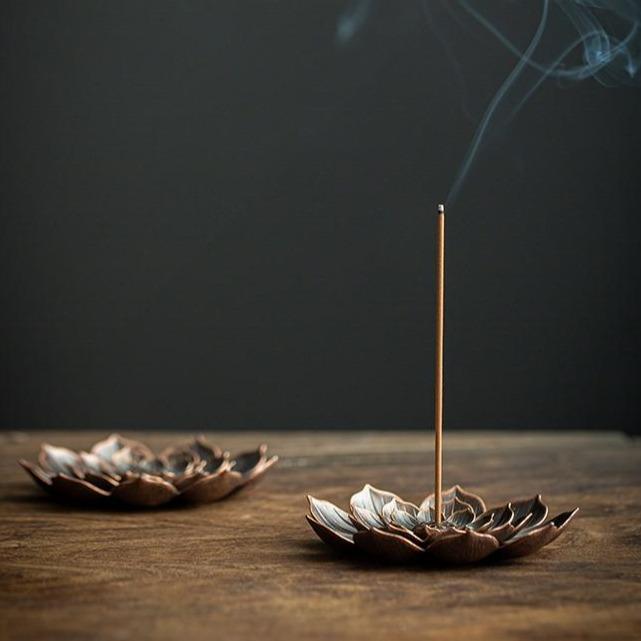 Eleganter Räuchergefäß aus Messing mit Lotus-Design