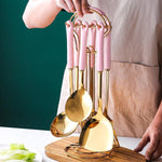 Elegantes Küchenset aus Gold mit Ständer