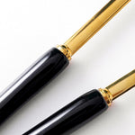 Elegantes Küchenset aus Gold mit Ständer