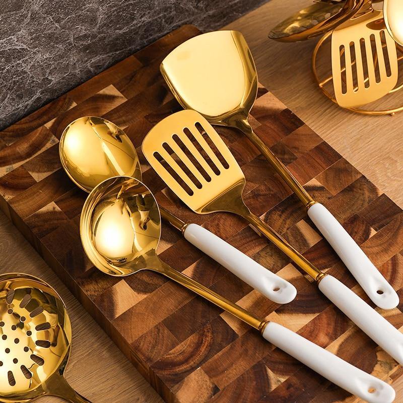 Elegantes Küchenset aus Gold mit Ständer