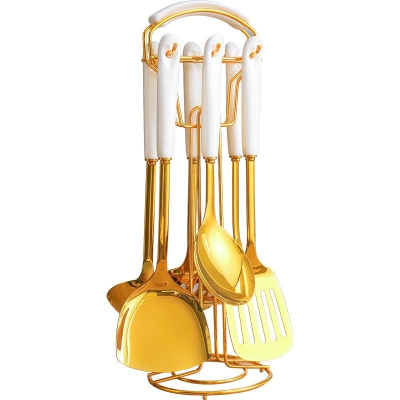 Elegantes Küchenset aus Gold mit Ständer