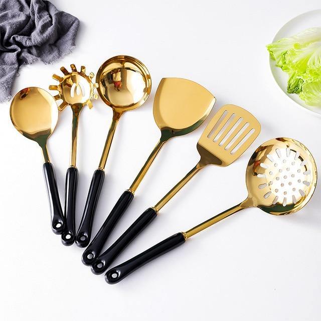 Elegantes Küchenset aus Gold mit Ständer