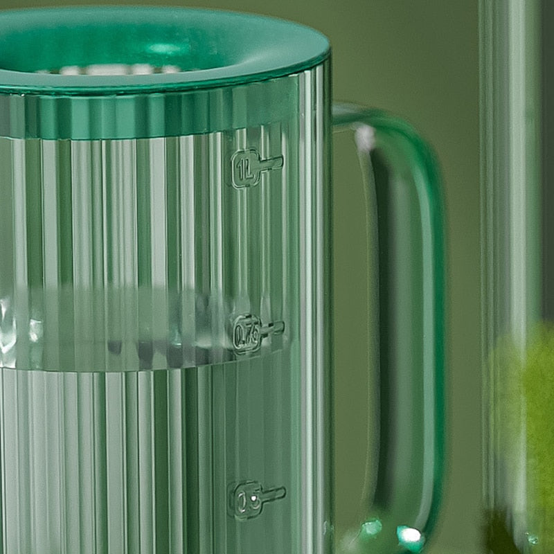 Grüner Begleiter | Elegante Gießkanne für Pflanzenpflege