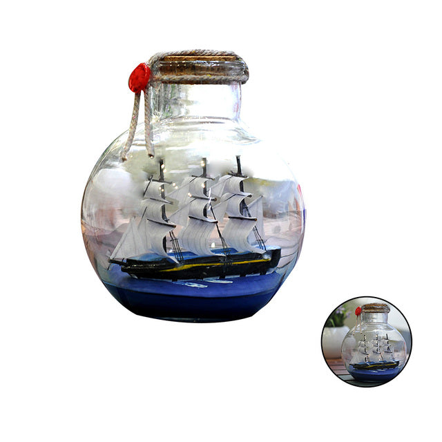 Kreative Glasflasche in Schiffsform