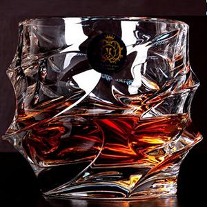 Whiskey- und Weingläser im Churchill-Stil