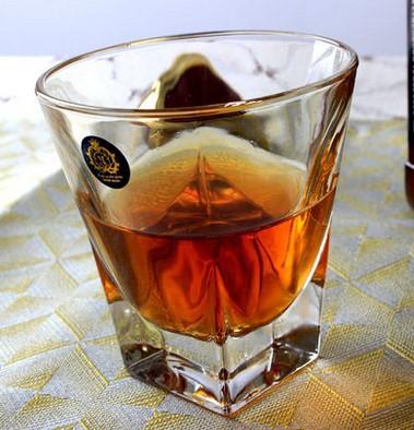 Whiskey- und Weingläser im Churchill-Stil