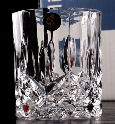 Whiskey- und Weingläser im Churchill-Stil