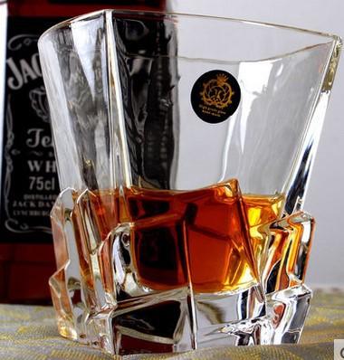 Whiskey- und Weingläser im Churchill-Stil