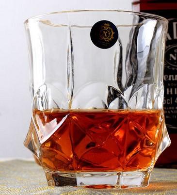 Whiskey- und Weingläser im Churchill-Stil