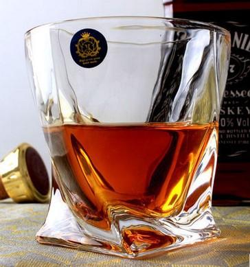 Whiskey- und Weingläser im Churchill-Stil