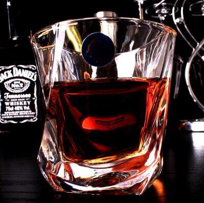 Whiskey- und Weingläser im Churchill-Stil