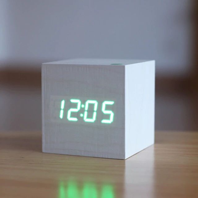 MODERNE DIGITALUHR IM WÜRFELDESIGN
