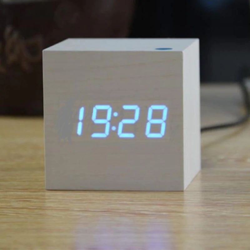 MODERNE DIGITALUHR IM WÜRFELDESIGN