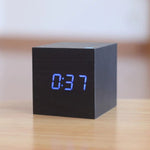 MODERNE DIGITALUHR IM WÜRFELDESIGN