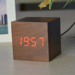 MODERNE DIGITALUHR IM WÜRFELDESIGN