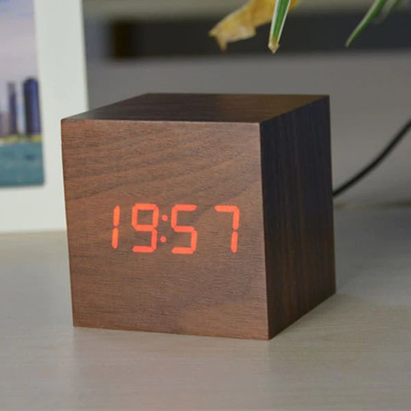 MODERNE DIGITALUHR IM WÜRFELDESIGN