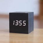MODERNE DIGITALUHR IM WÜRFELDESIGN