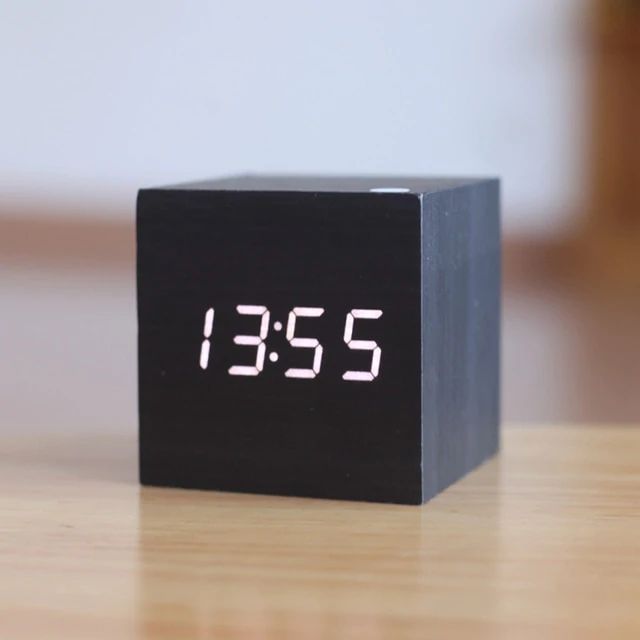 MODERNE DIGITALUHR IM WÜRFELDESIGN