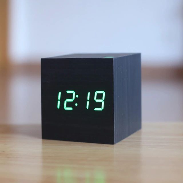 MODERNE DIGITALUHR IM WÜRFELDESIGN